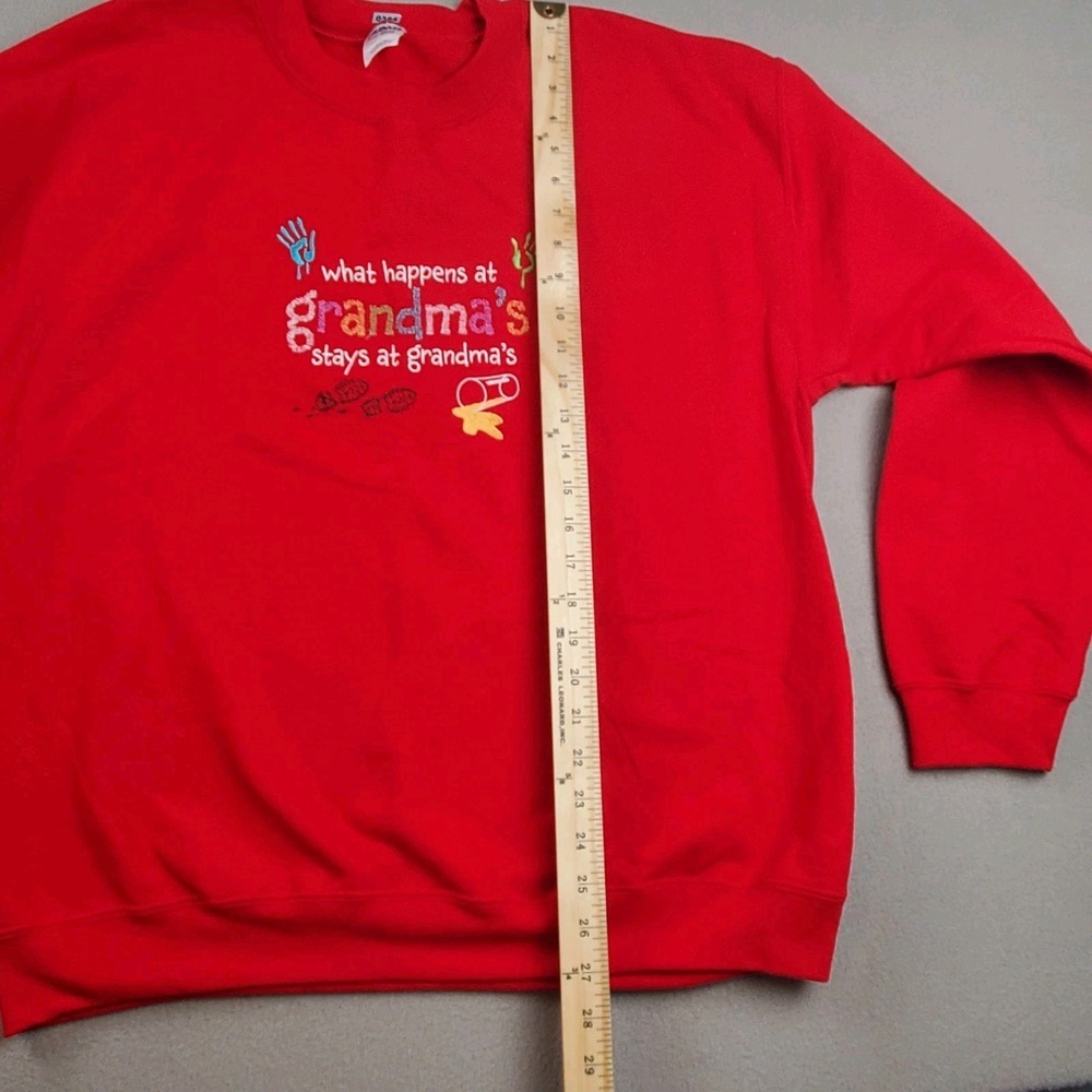 Gildan Heavy Blend Red Crewneck Sweatshirt Embroidered "Grandma's House" Large - Picture 3 of 8